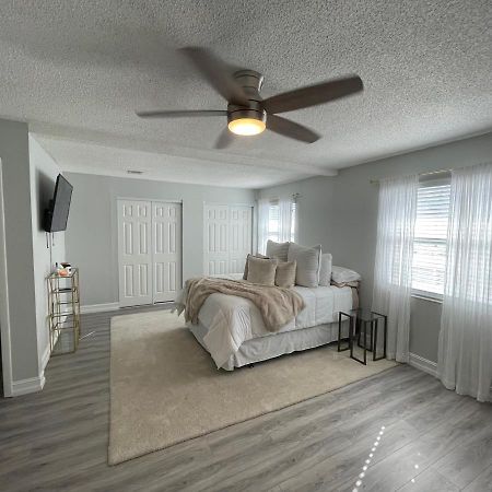 Modern Townhome タンパ エクステリア 写真