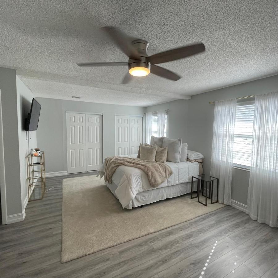 Modern Townhome タンパ エクステリア 写真